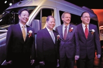 From left to right: Lian Xiaoqiang, Chairman of Fujian Motor Industry Group and Fujian Daimler Automotive; Zheng Songyan, Governor Assistant of Fujian Province Government; Volker Mornhinweg, Head of Mercedes-Benz Vans; Rene Reif, President and CEO of FDA