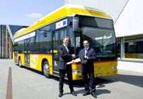 Roman Biondi, of Mercedes-Benz buses and coaches at EvoBus GmbH, presents the fifth Citaro FuelCELL-Hybrid to Daniel Landolf, Head of PostAuto