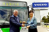 Minister for Transport Western Australia, Troy Buswell, receives the keys for the Volvo Hybrid from Robyn Thomson, Commercial Development Manager, Volvo Bus Asia-Pacific