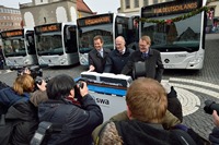 Handover of the new gas-fuelled Mercedes-Benz Citaros for Augsburg attracted considerable media attention. DAIMLER