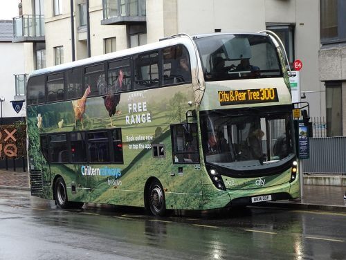 Oxford Bus Company has recently placed former Brookes Bus Alexander Dennis Enviro400 MMC 602 into service on its City network in a vinyl wrap for Chiltern Railways. The distinctive design of the wrap is designed to promote Chiltern Railways ‘Travel Free Range’ campaign. It is seen operating Park & Ride service 300 on a rather wet Saturday morning. RICHARD SHARMAN