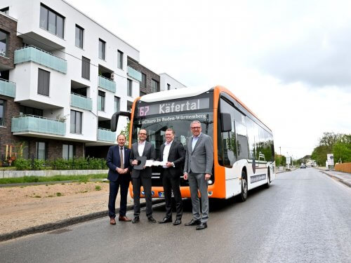 Peter Kurz, Mayor of Mannheim and Christian Volz, Commercial Managing Director of RNV, announced the official start of the electric bus routes in the presence of Rüdiger Kappel, Head of Sales for Fleets at Daimler Buses Germany. DAIMLER