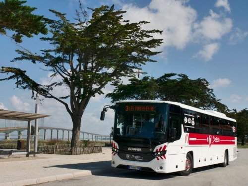 The regular two-hour coach service between La Rochelle and the westernmost point on Ile de Ré is now being driven by Scania Interlink coaches powered by ethanol. SCANIA