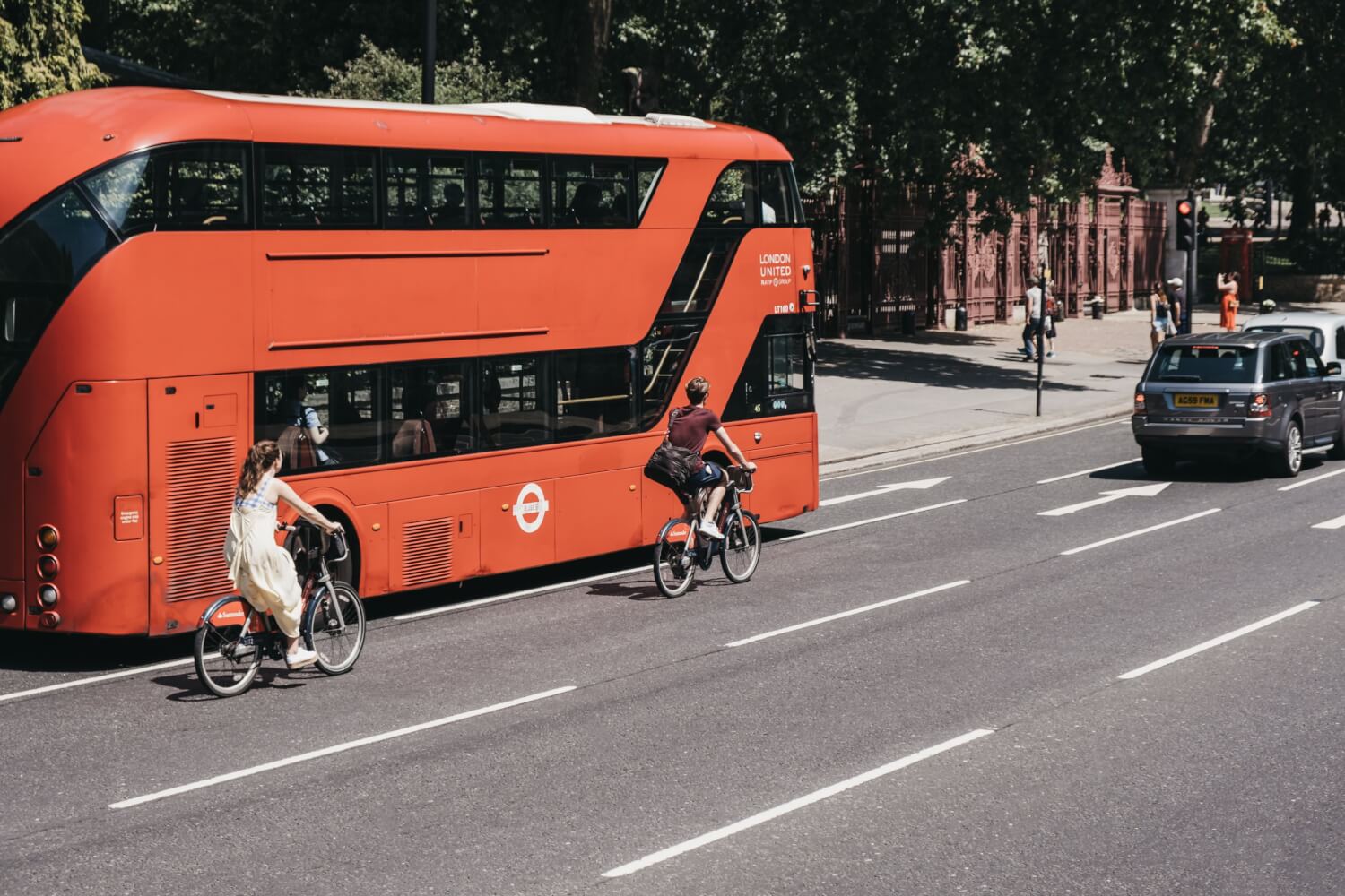 London,,Uk,-,July,29,,2019:,Cyclists,Overtaking,A,Red