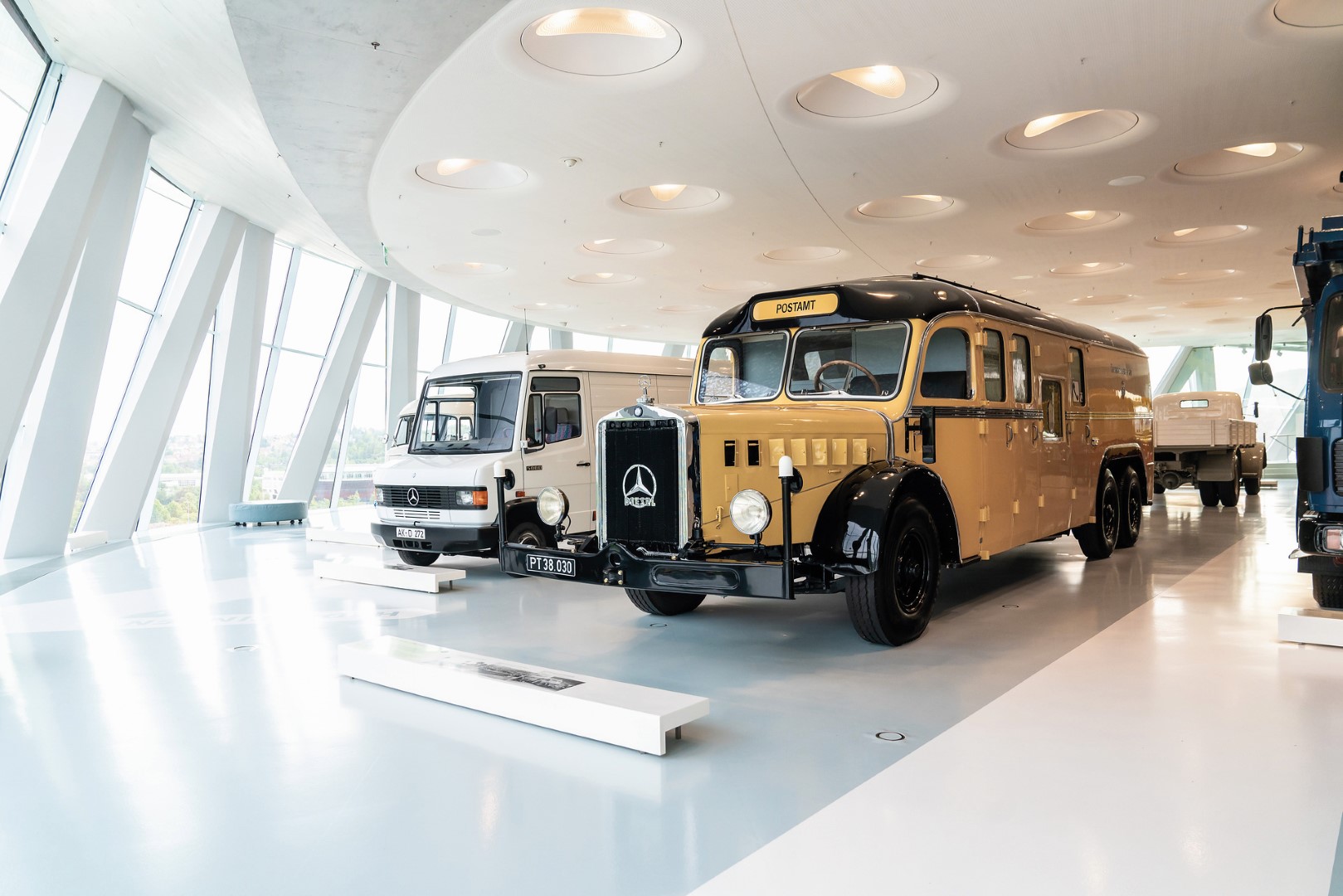 In diesem Mercedes-Benz Omnibus geht bis in die 1970er-Jahre die Post abThis Mercedes-Benz bus was in service with the Austrian Post until the 1970s